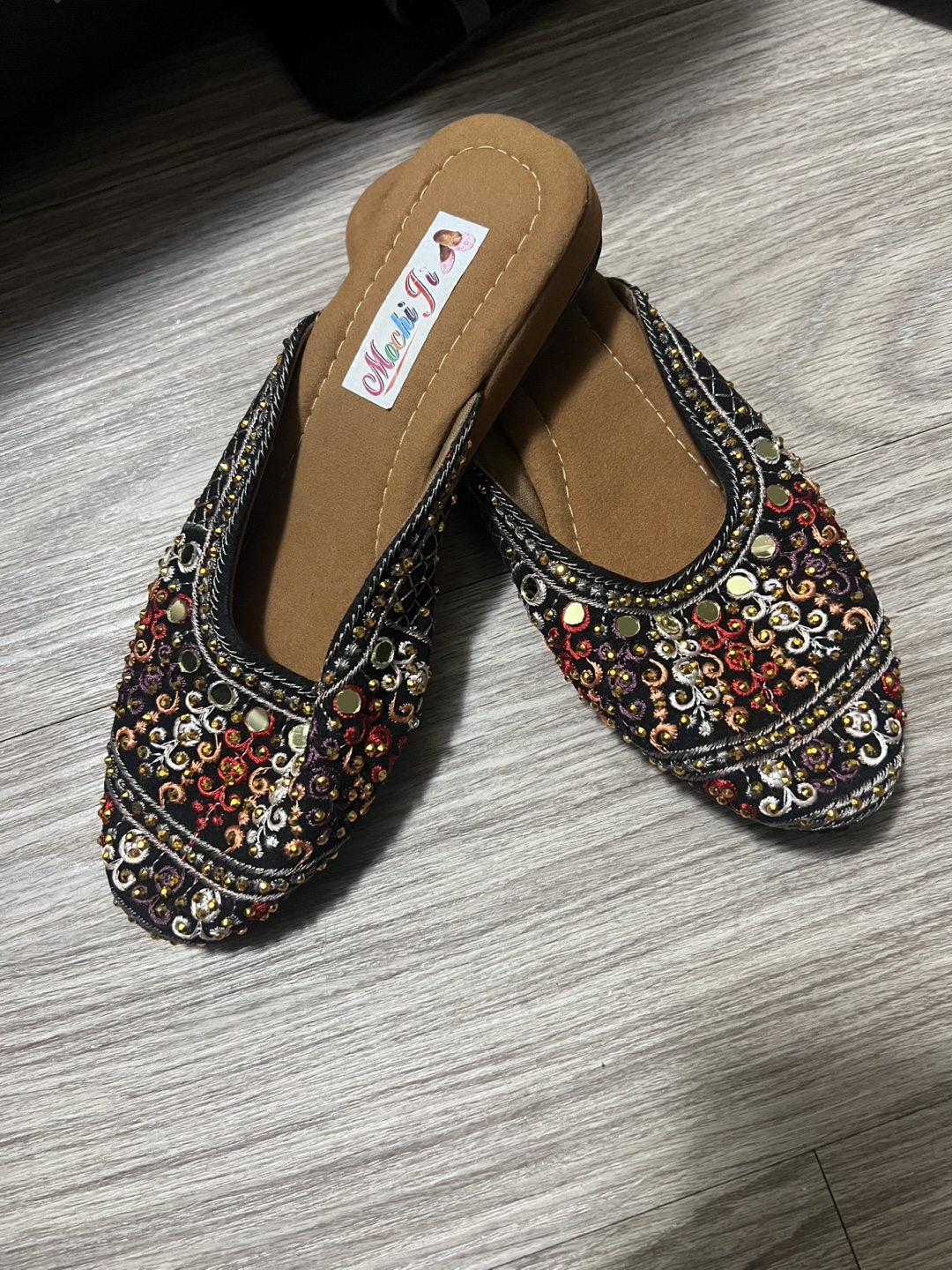 Embroidered Black jutti
