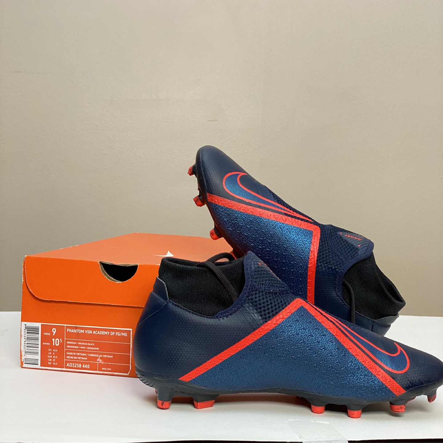 Nike Phantom Vision Academy Soccer Cleats - Size m 9, w 10.5