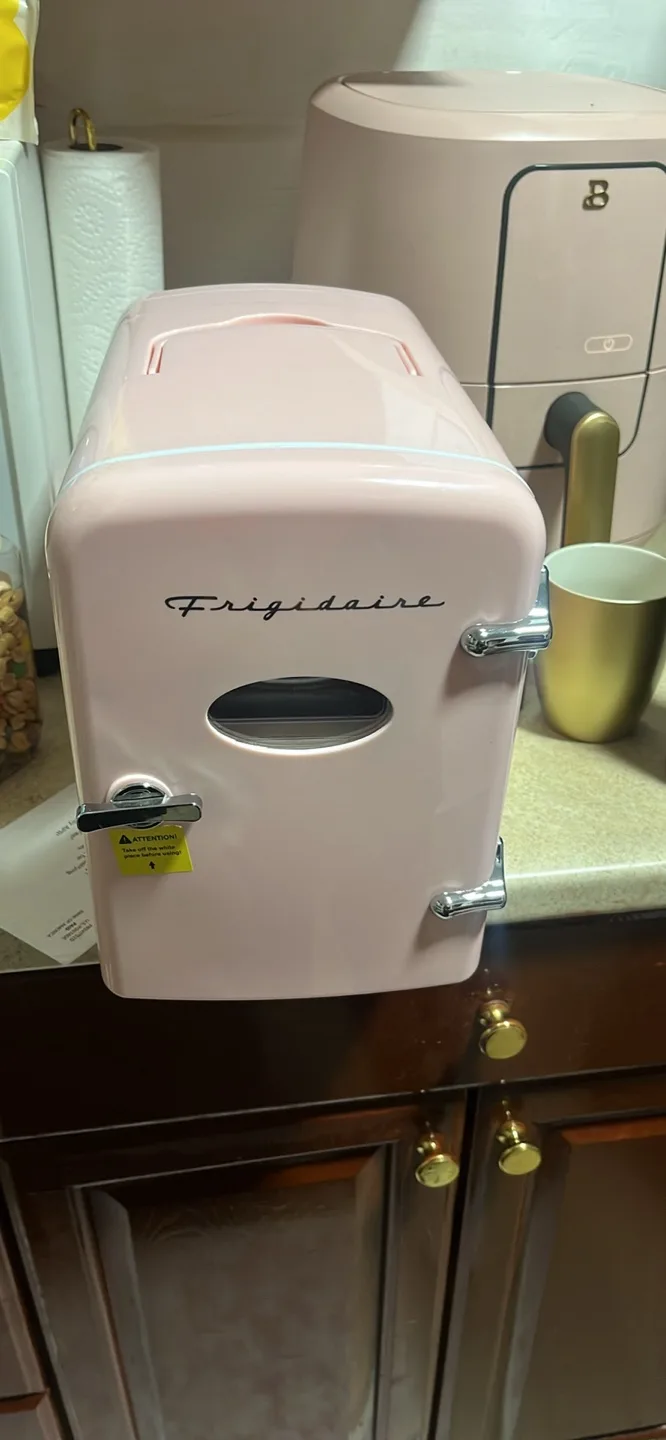 Frigidaire Retro Mini Fridge - Pink image indicator(3)