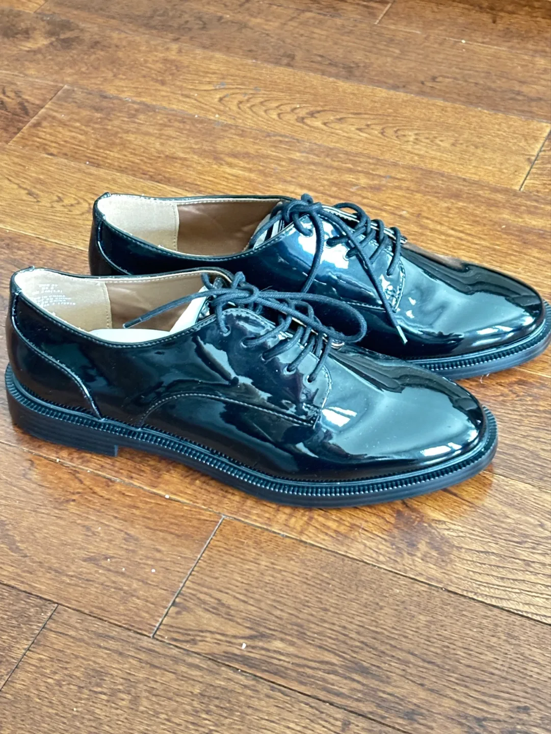 Men’s black shoes image indicator(5)