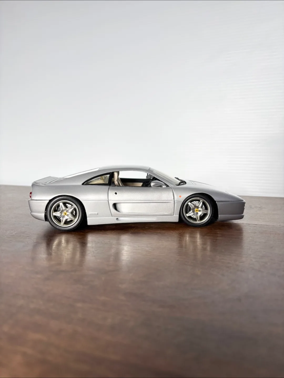 Hot Wheels Ferrari F355 1:18 image indicator(5)