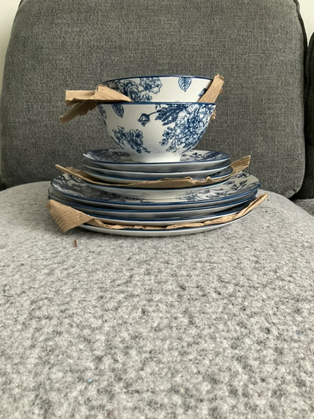 Blue floral dinnerware set image indicator(2)