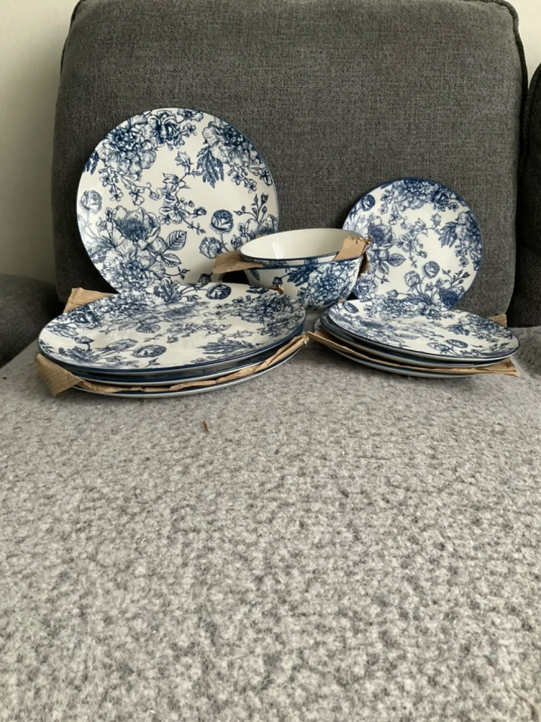 Blue floral dinnerware set image indicator(5)