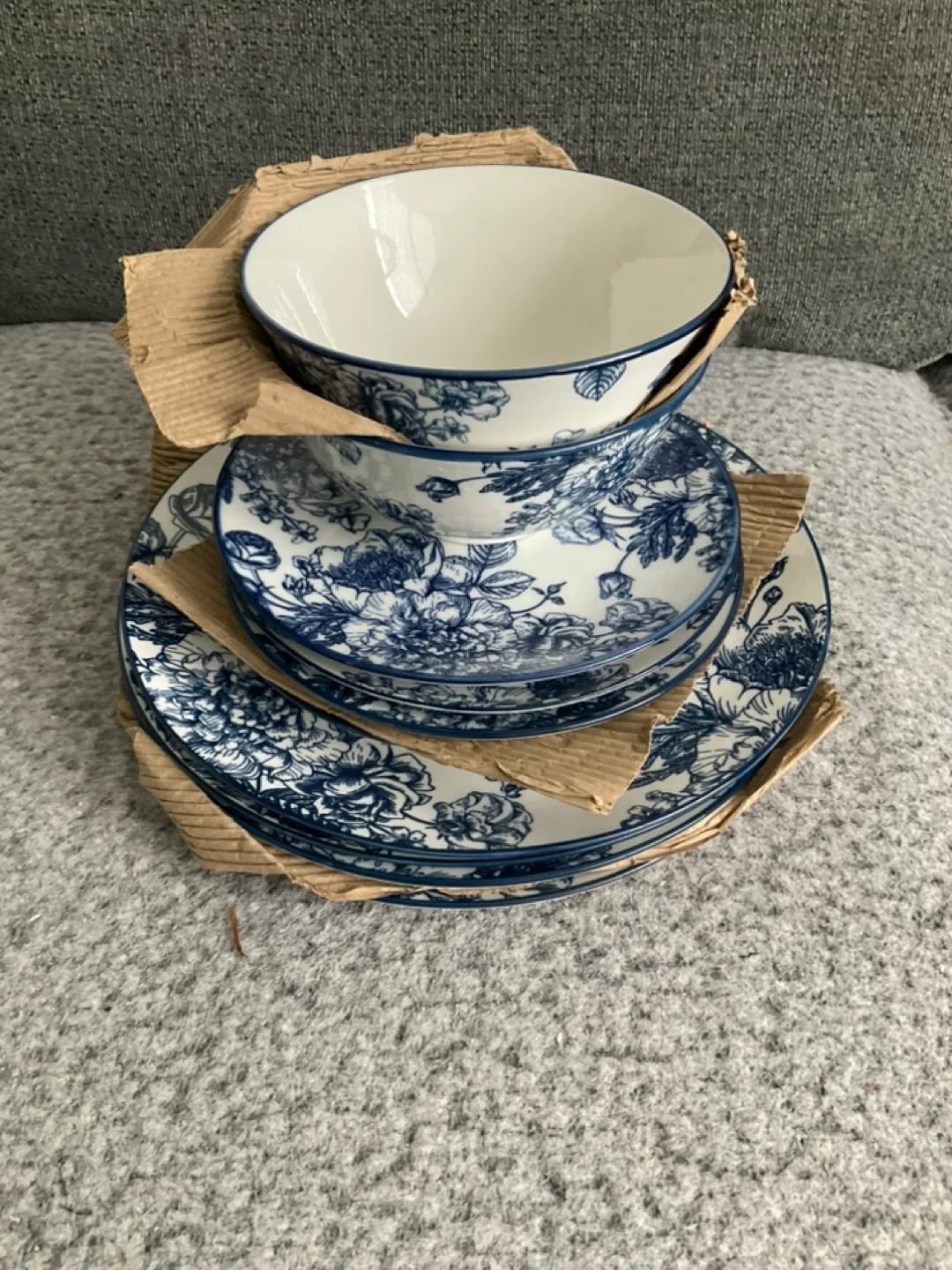 Blue floral dinnerware set thumbnail