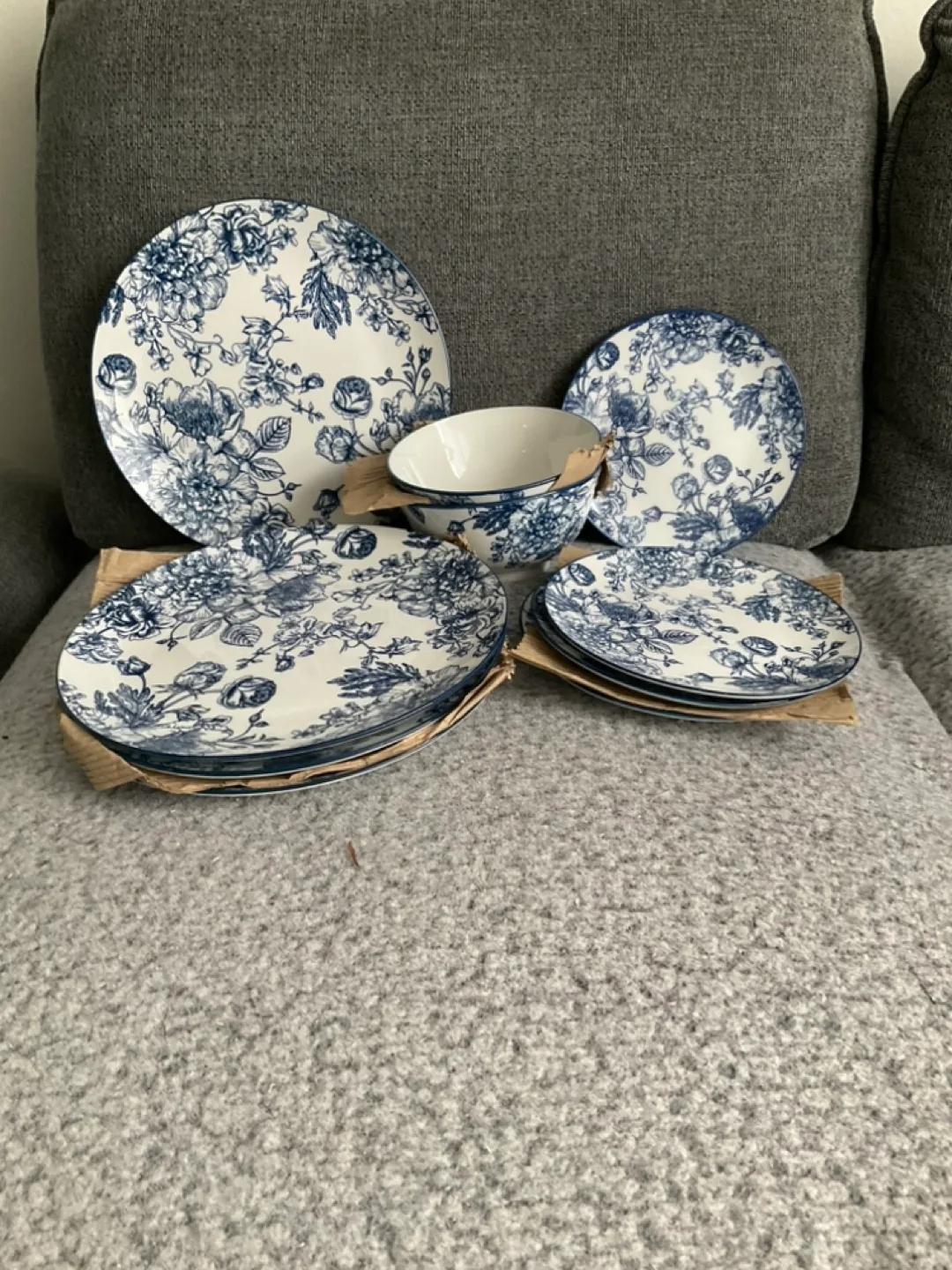Blue floral dinnerware set image indicator(3)
