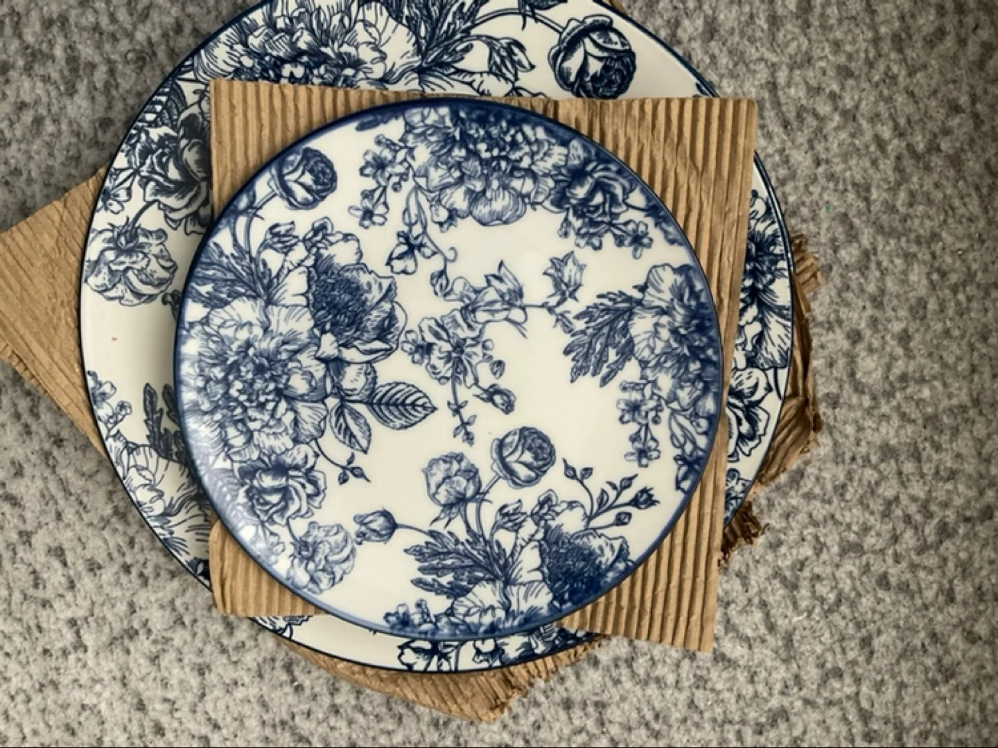 Blue floral dinnerware set image indicator(4)