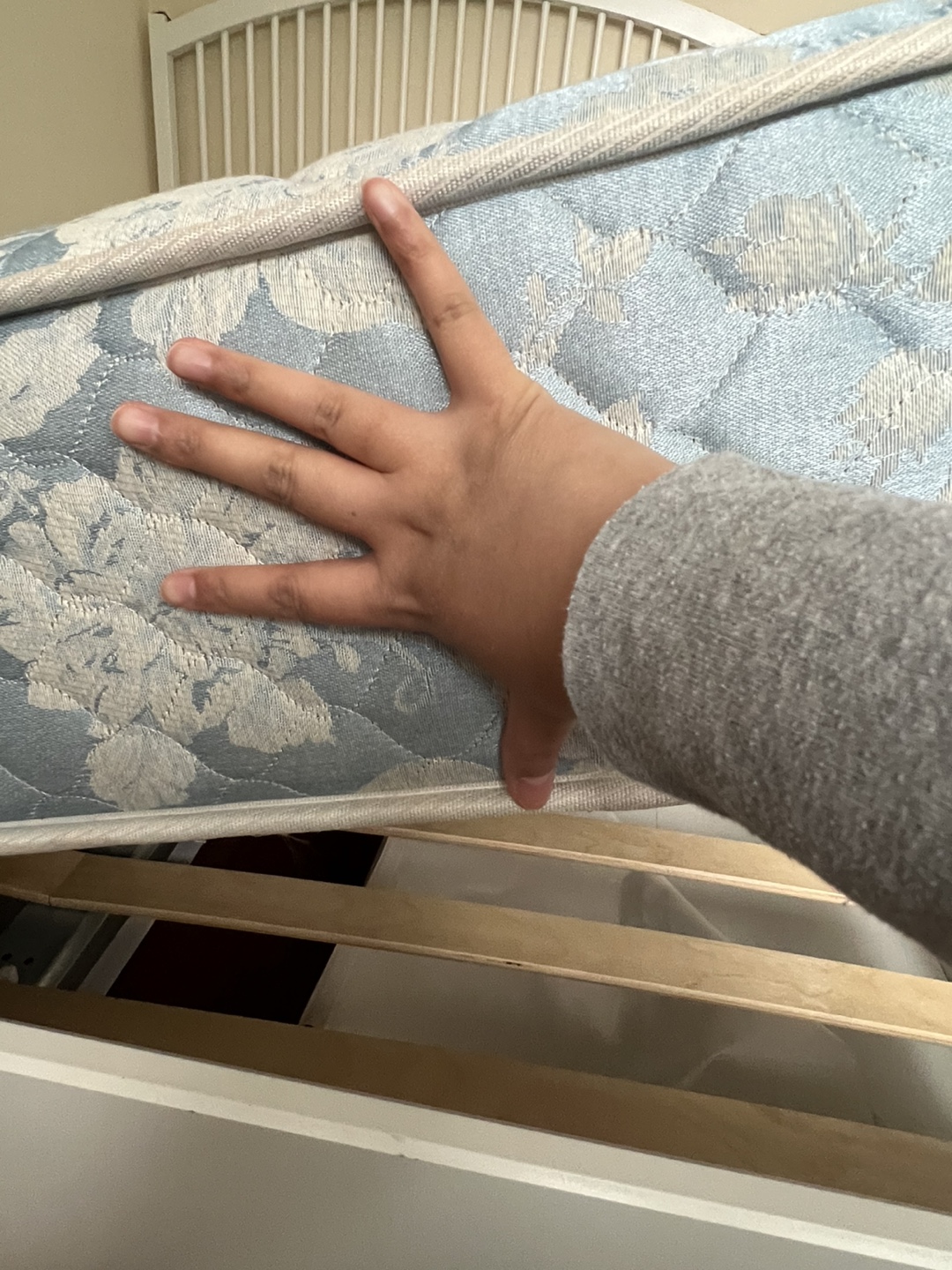 Sealy posturepedic Queen Mattress - photo 2