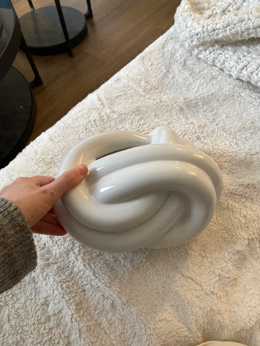 White Ceramic Knot tissue holder image indicator(2)