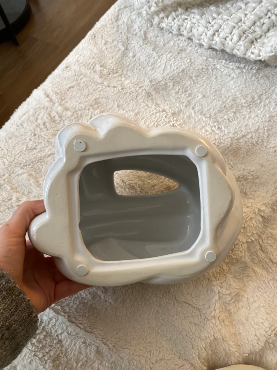 White Ceramic Knot tissue holder image indicator(3)