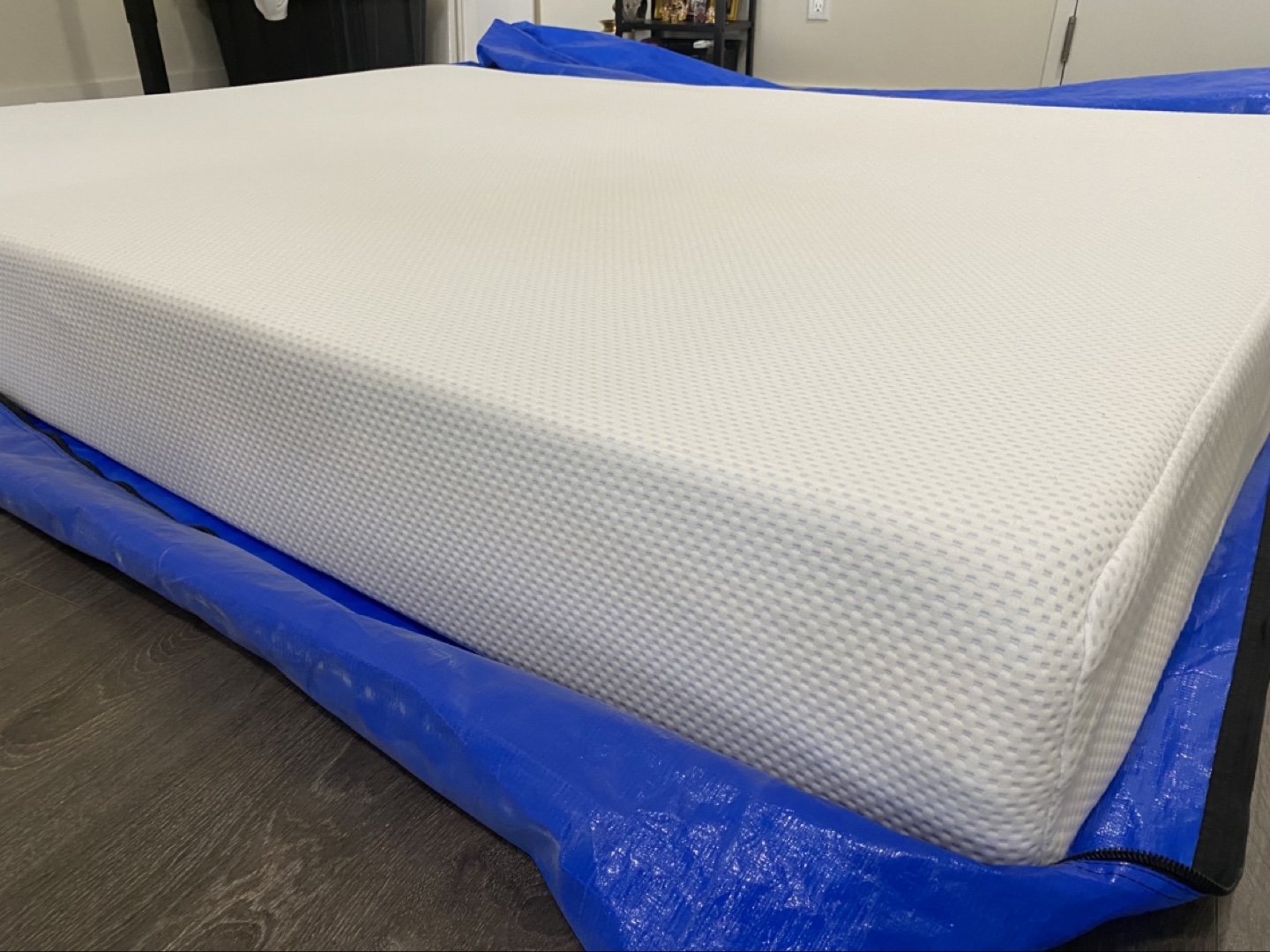 8 inch memory foam queen mattress- medium firm - photo 2