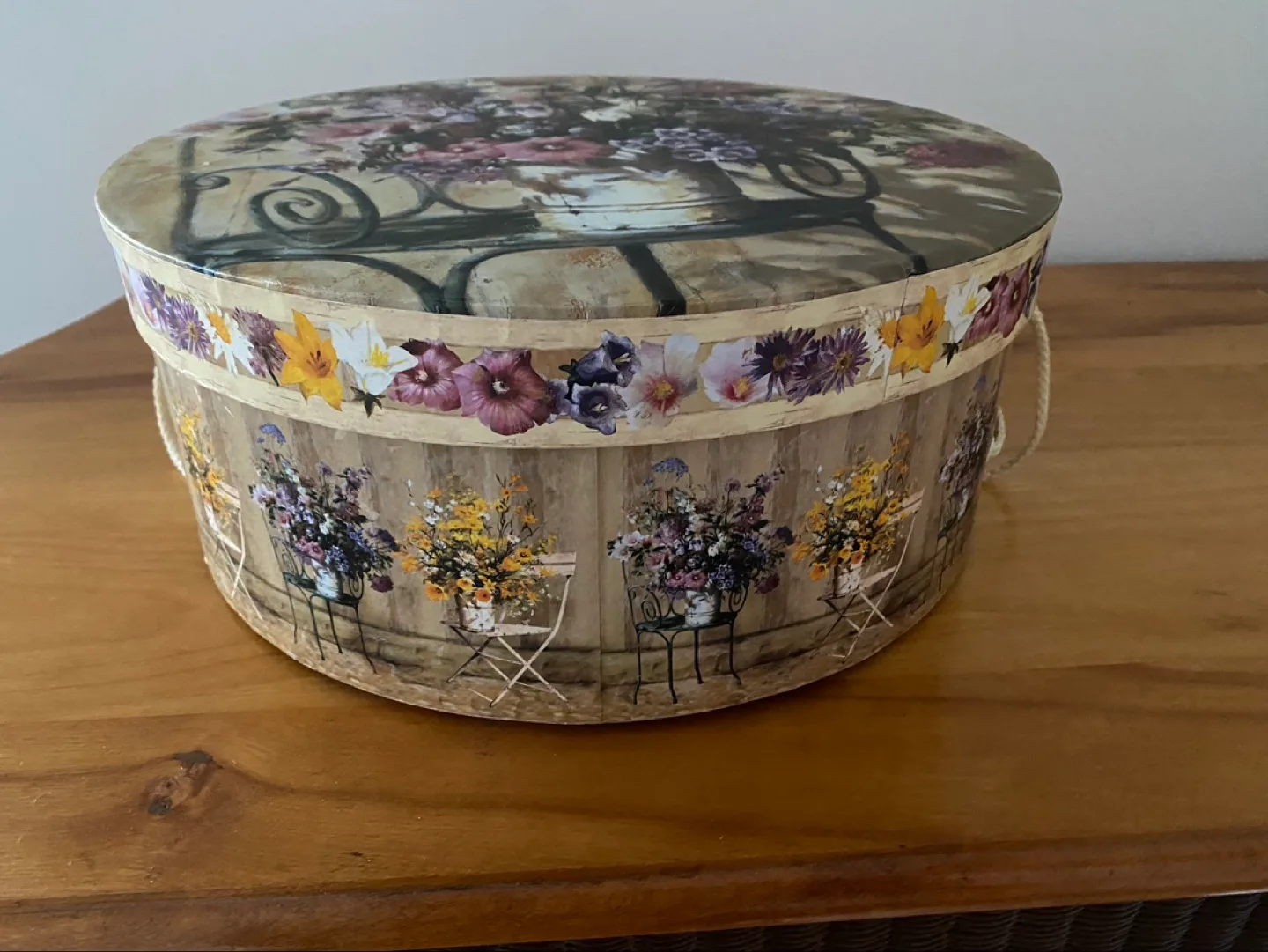 Two Decorative Round Hat Boxes image indicator(7)