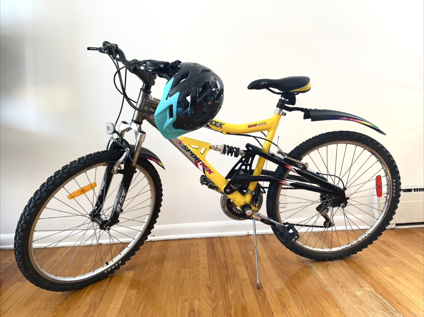 Mountain Bike Shock Explorer + Brand-New Helmet + Pump