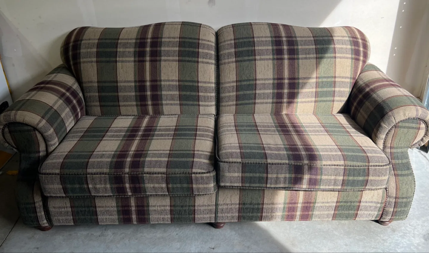 Sofa and delivery available image indicator(3)