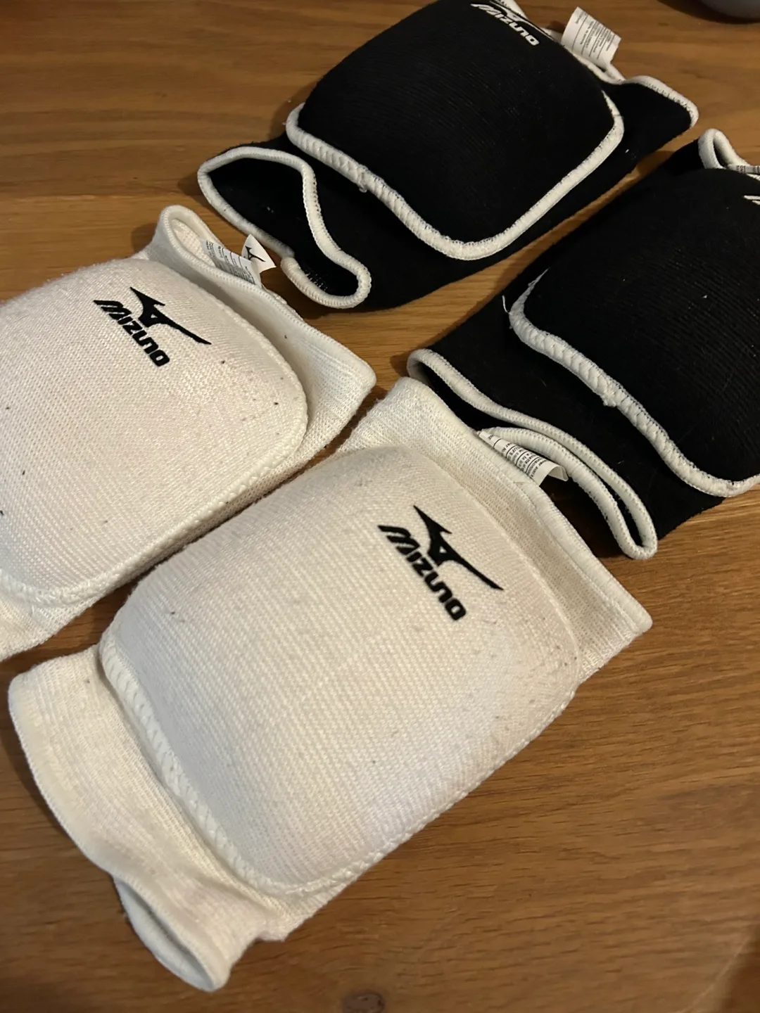 Mizuno Knee Pads - Black and White Pair image indicator(4)