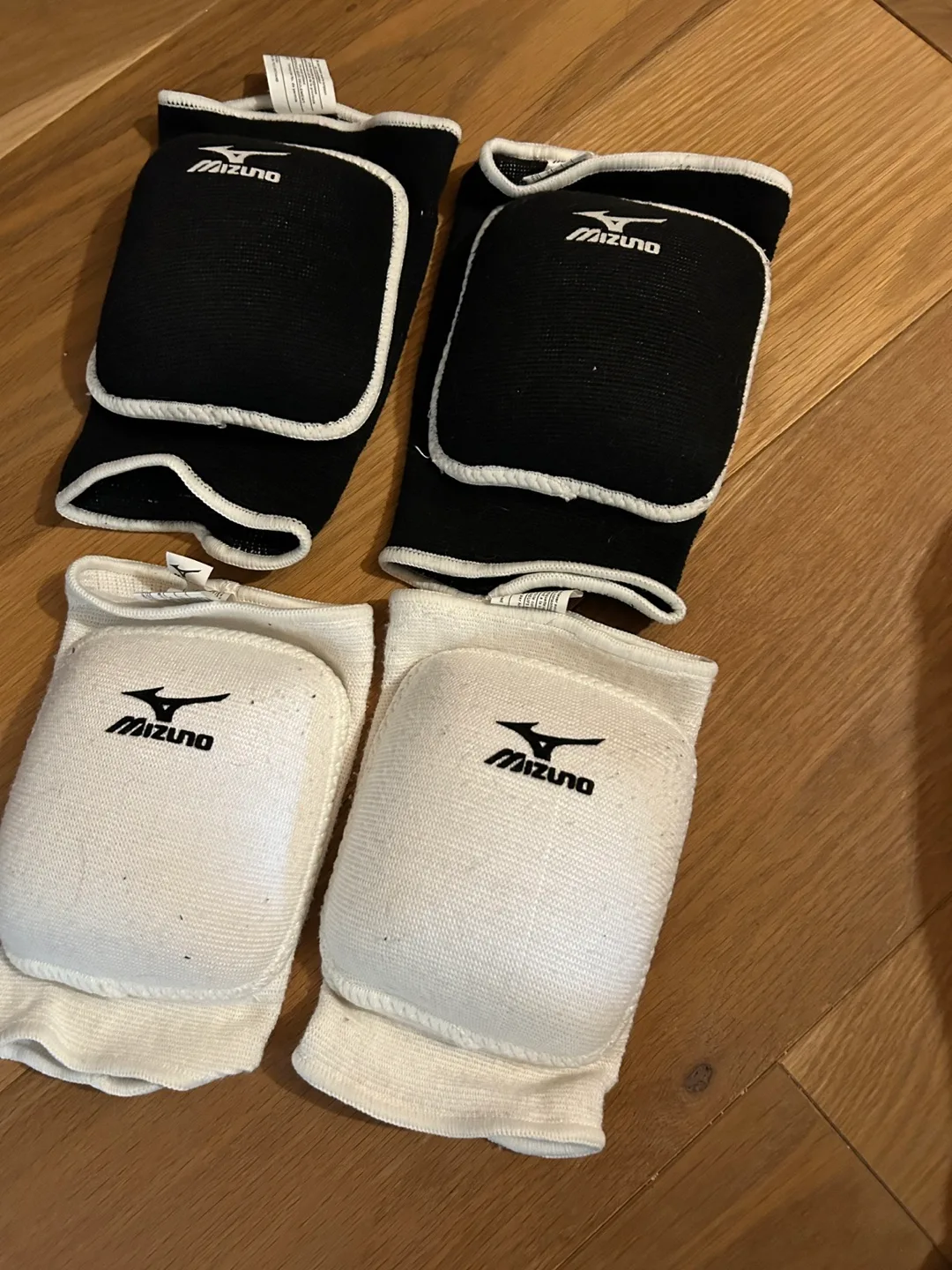 Mizuno Knee Pads - Black and White Pair image indicator(2)