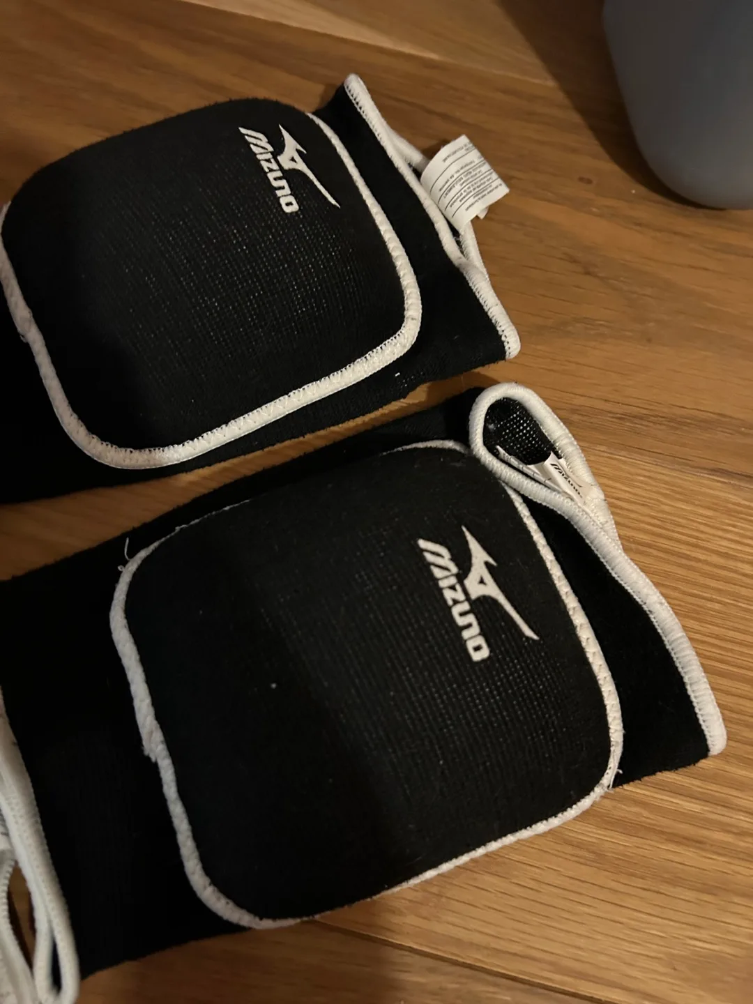 Mizuno Knee Pads - Black and White Pair image indicator(3)