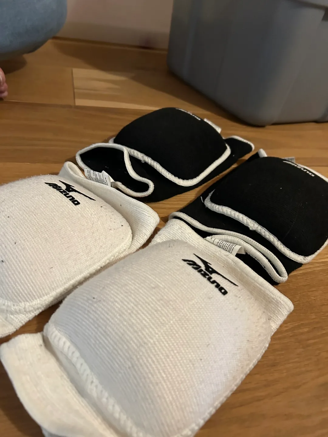 Mizuno Knee Pads - Black and White Pair thumbnail
