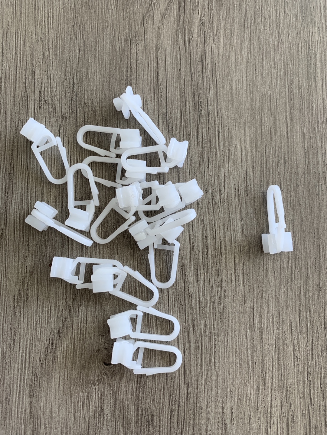 Lot of 17 White Plastic Curtain Rail Hooks/Clips