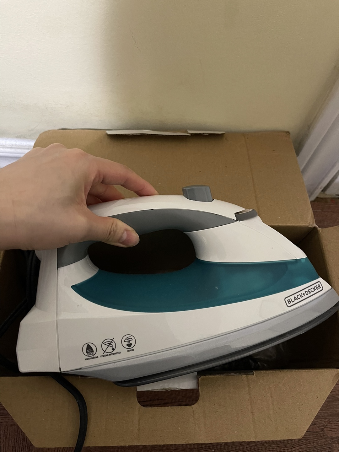 Black+Decker Light N'easy Steam Iron -  in Box - photo 2
