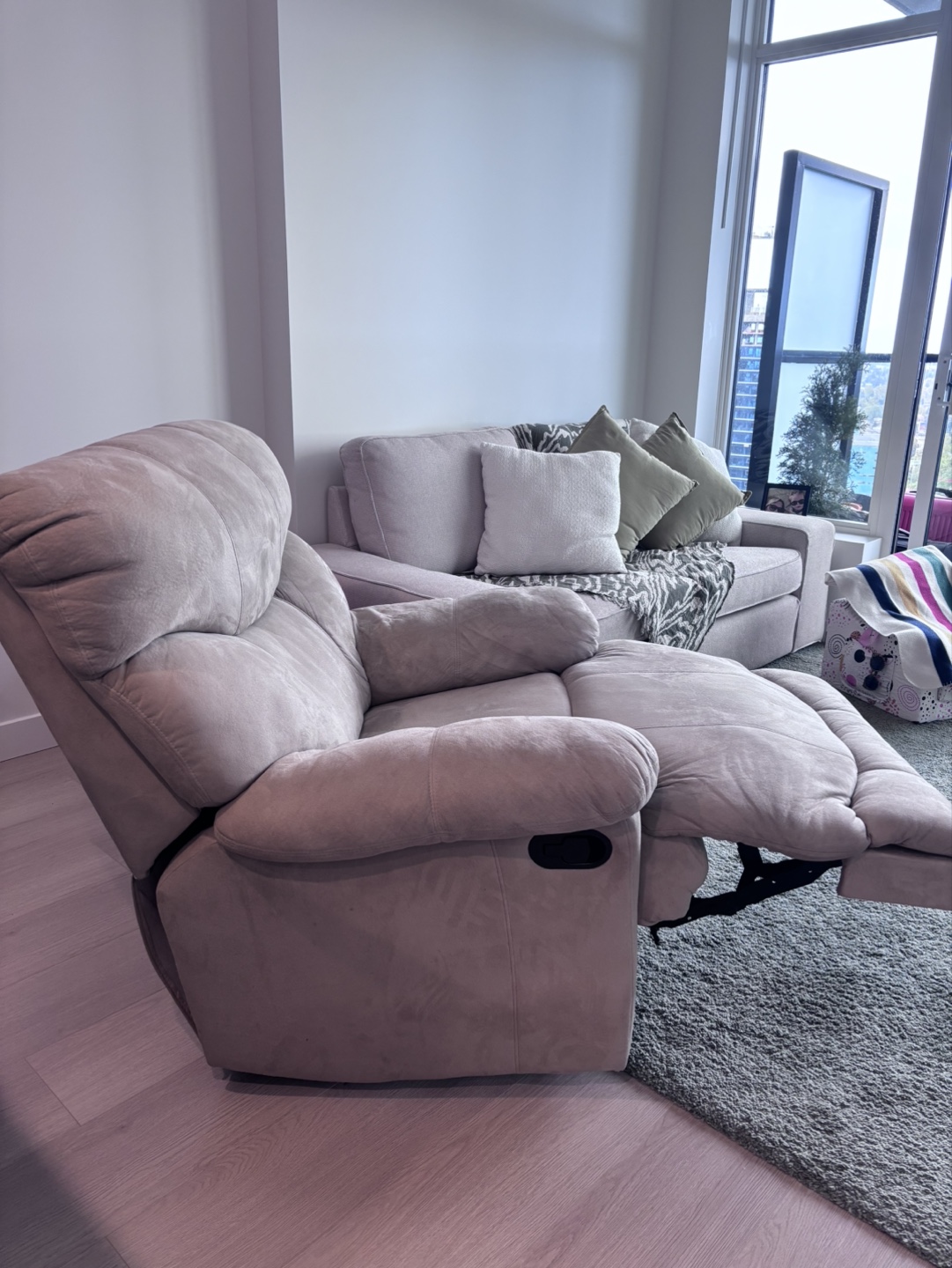 Beige Recliner Chair - photo 4