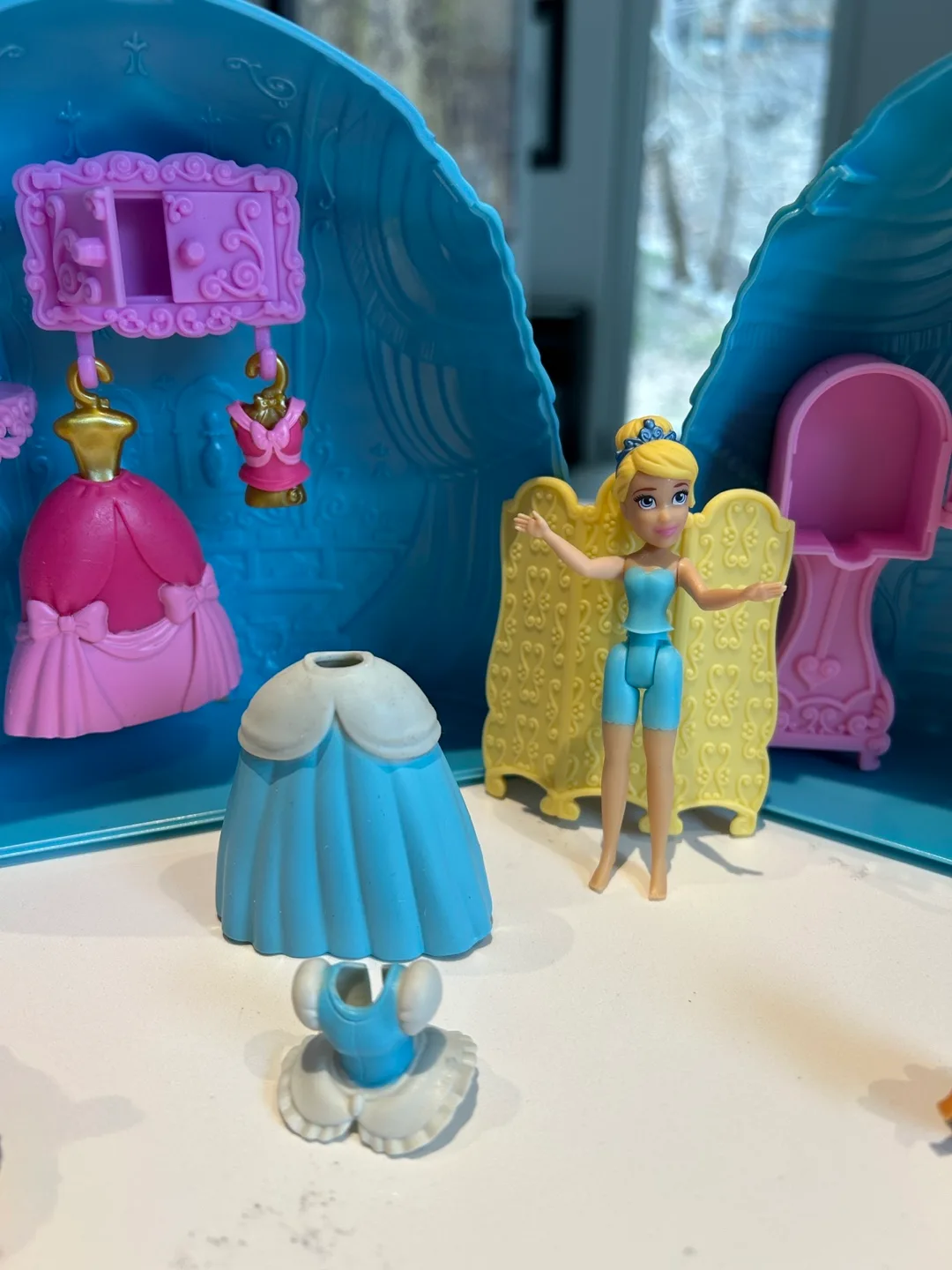 Disney Cinderella Royal Closet Playset with Doll and Accessories image indicator(5)