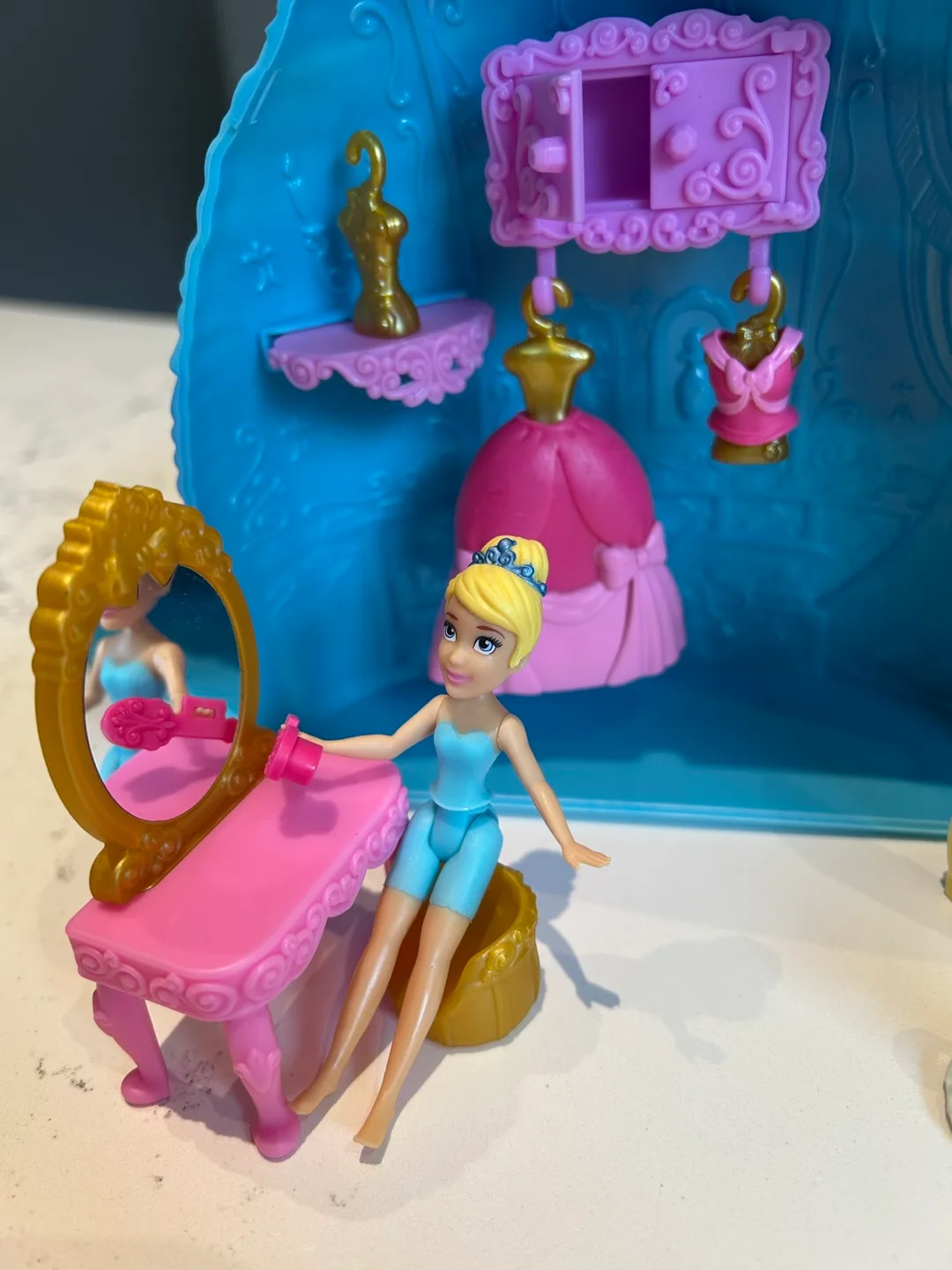 Disney Cinderella Royal Closet Playset with Doll and Accessories image indicator(6)