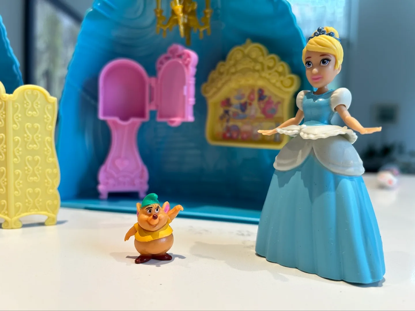 Disney Cinderella Royal Closet Playset with Doll and Accessories image indicator(3)