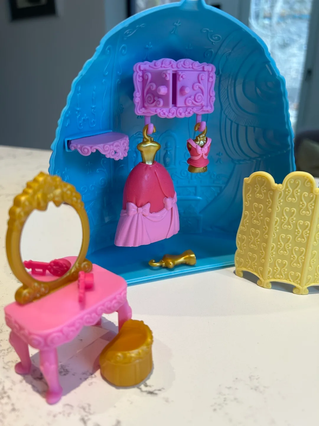 Disney Cinderella Royal Closet Playset with Doll and Accessories image indicator(4)