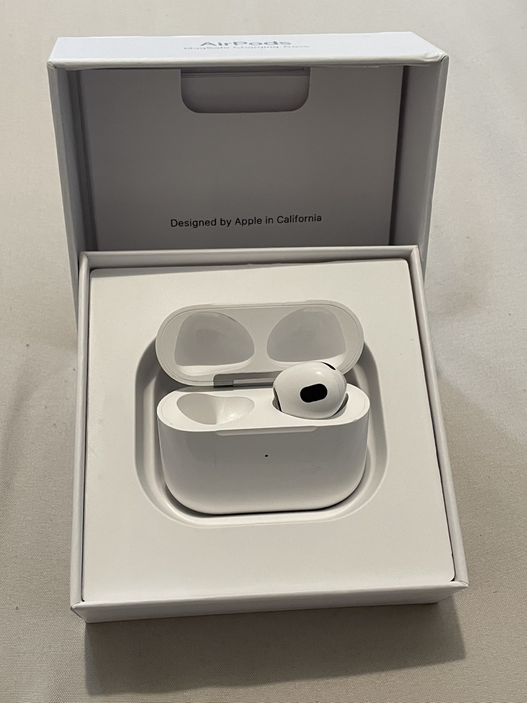 Apple AirPods with MagSafe Charging Case - photo 3