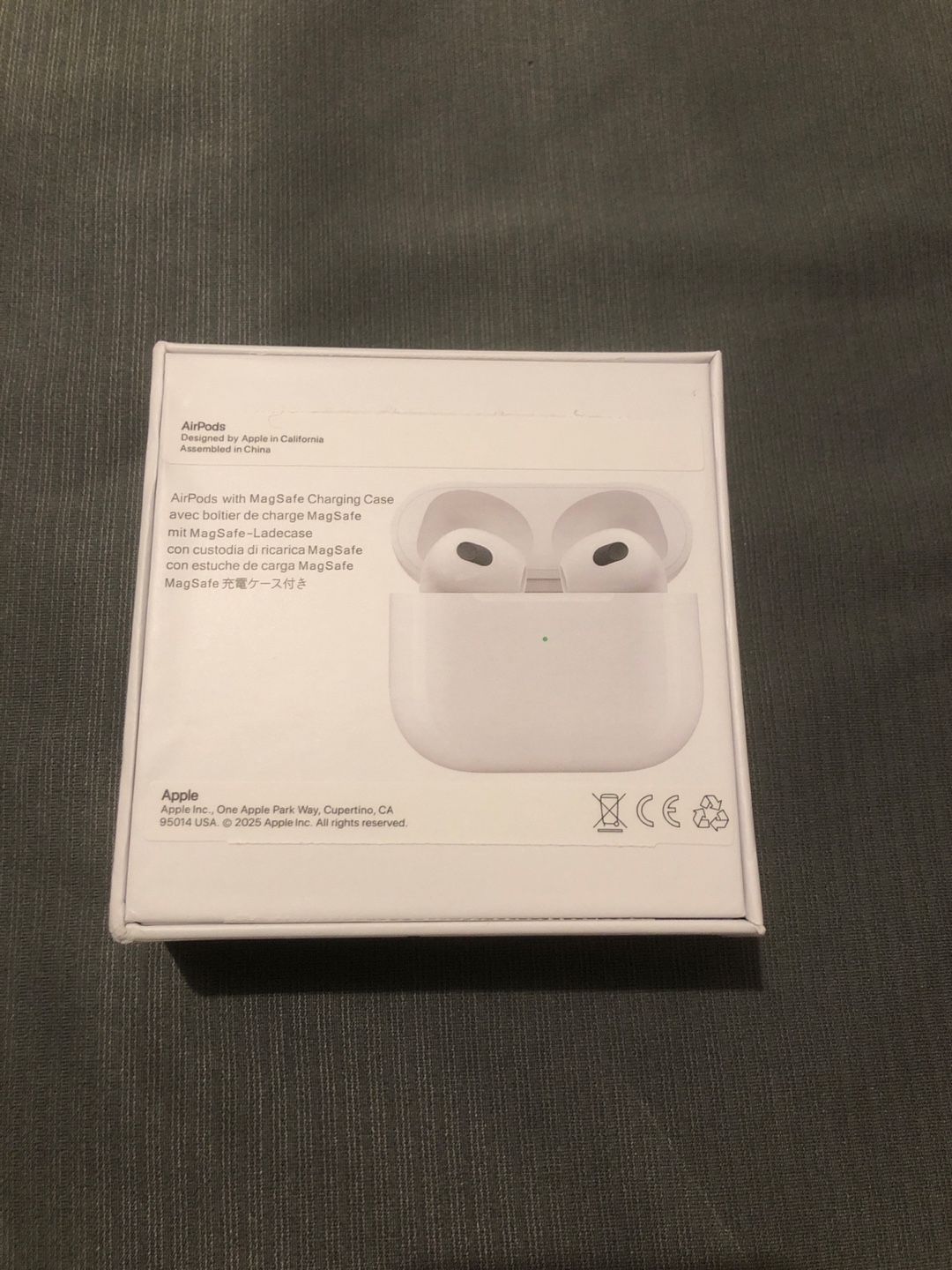 Apple AirPods with MagSafe Charging Case