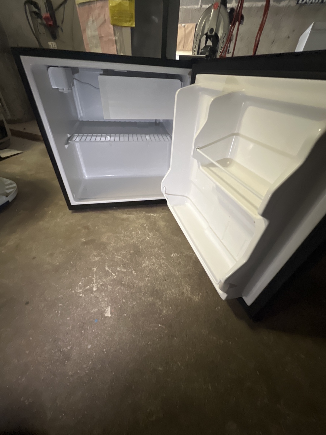 Black + Decker Mini Fridge - photo 2