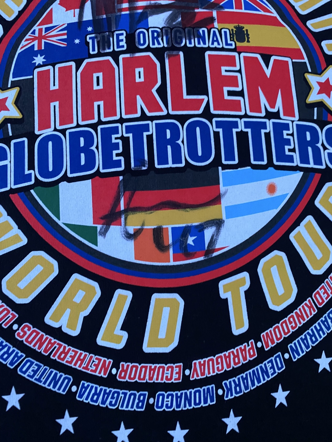 Harlem Globetrotters World Tour T-Shirt with 5 signatures - photo 4