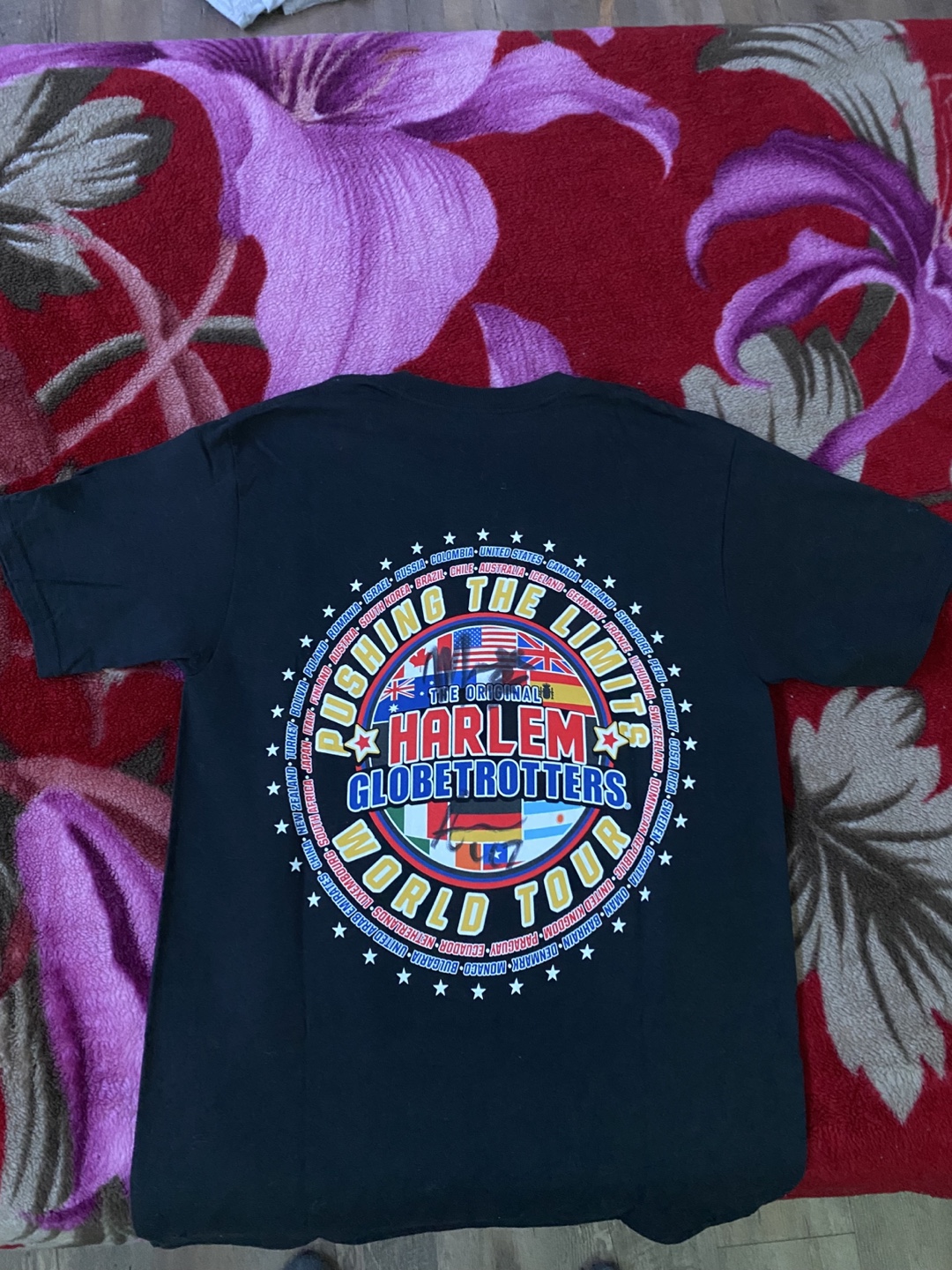 Harlem Globetrotters World Tour T-Shirt with 5 signatures - photo 2