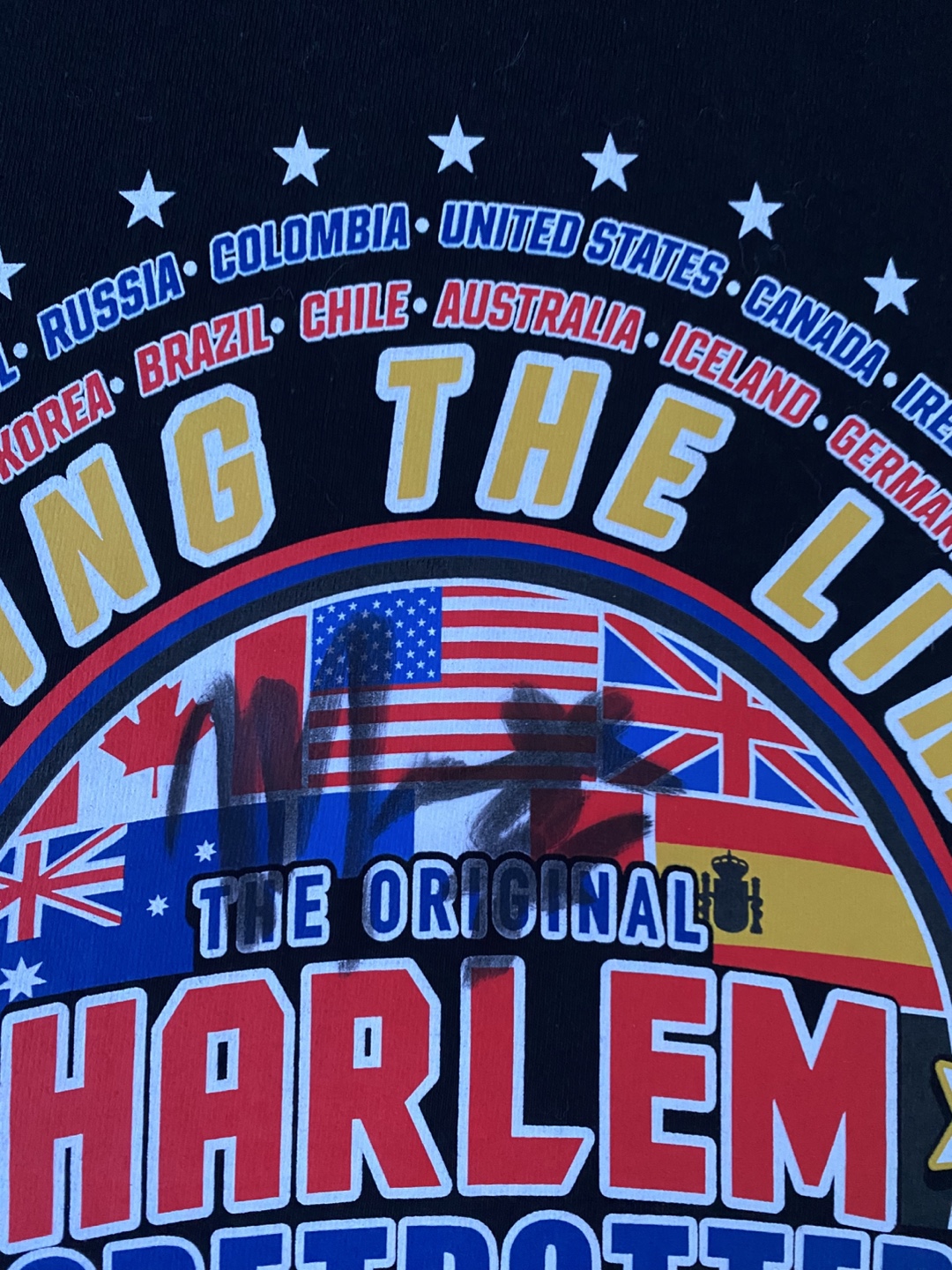 Harlem Globetrotters World Tour T-Shirt with 5 signatures - photo 3