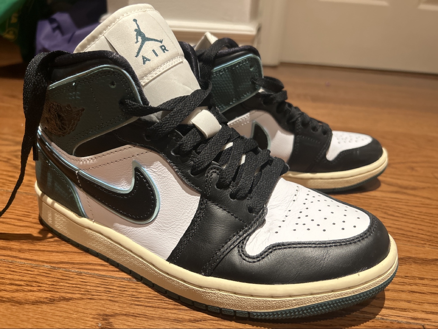 Brand-new Women's Nike Air Jordan 1 Mid SE Sneakers - Size 7.5