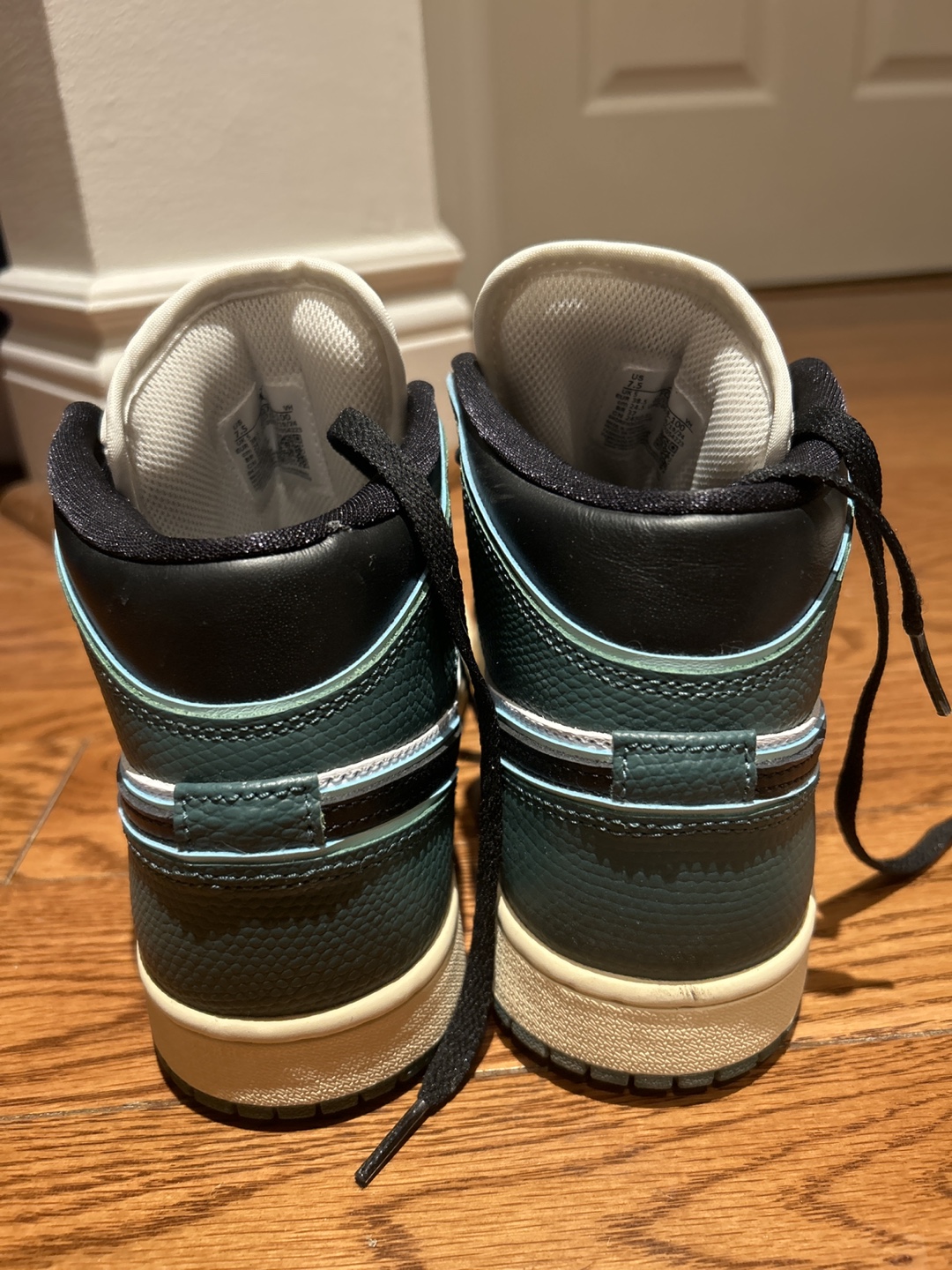 Brand-new Women's Nike Air Jordan 1 Mid SE Sneakers - Size 7.5 - photo 3