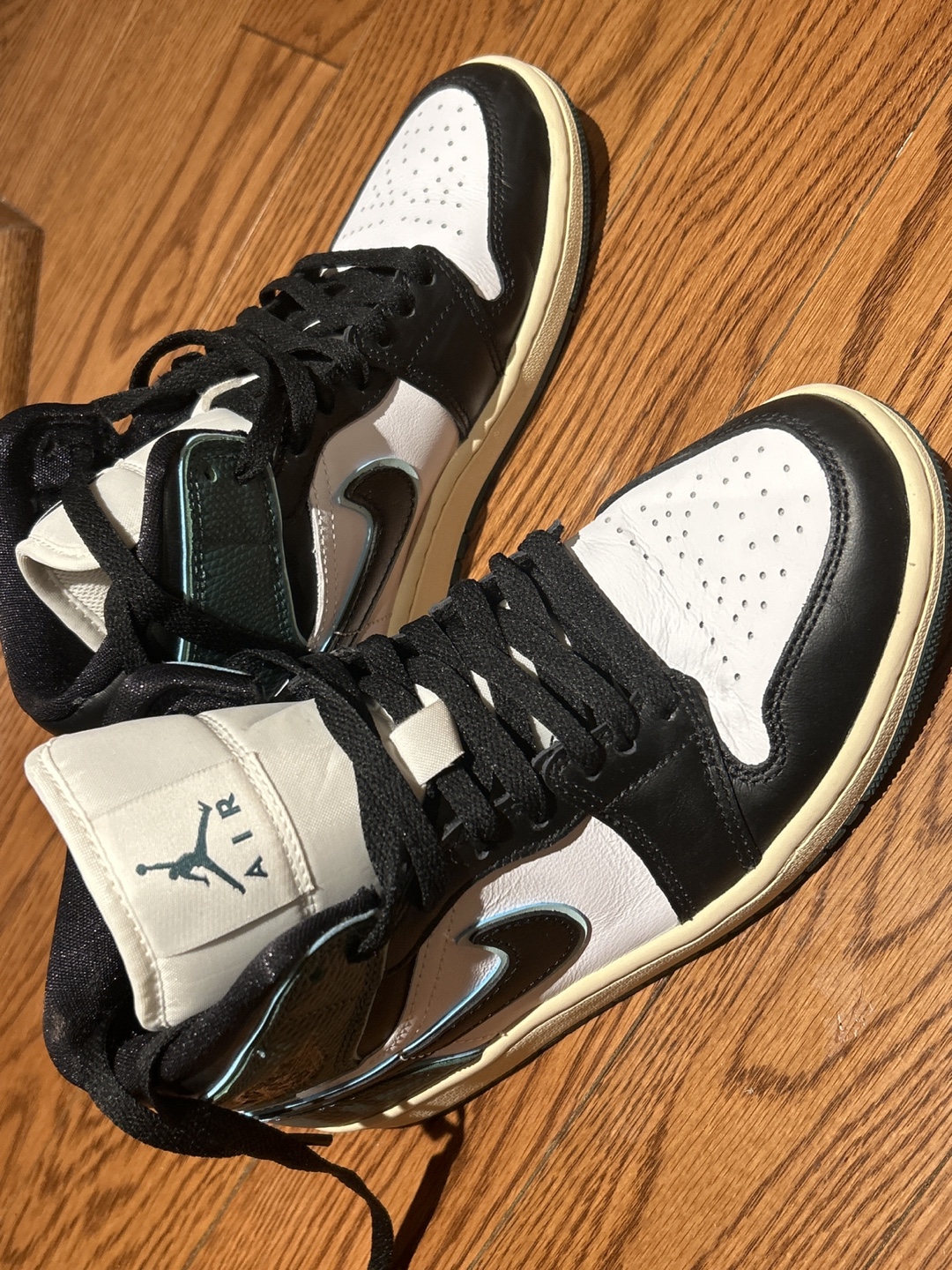 Brand-new Women's Nike Air Jordan 1 Mid SE Sneakers - Size 7.5 - photo 2