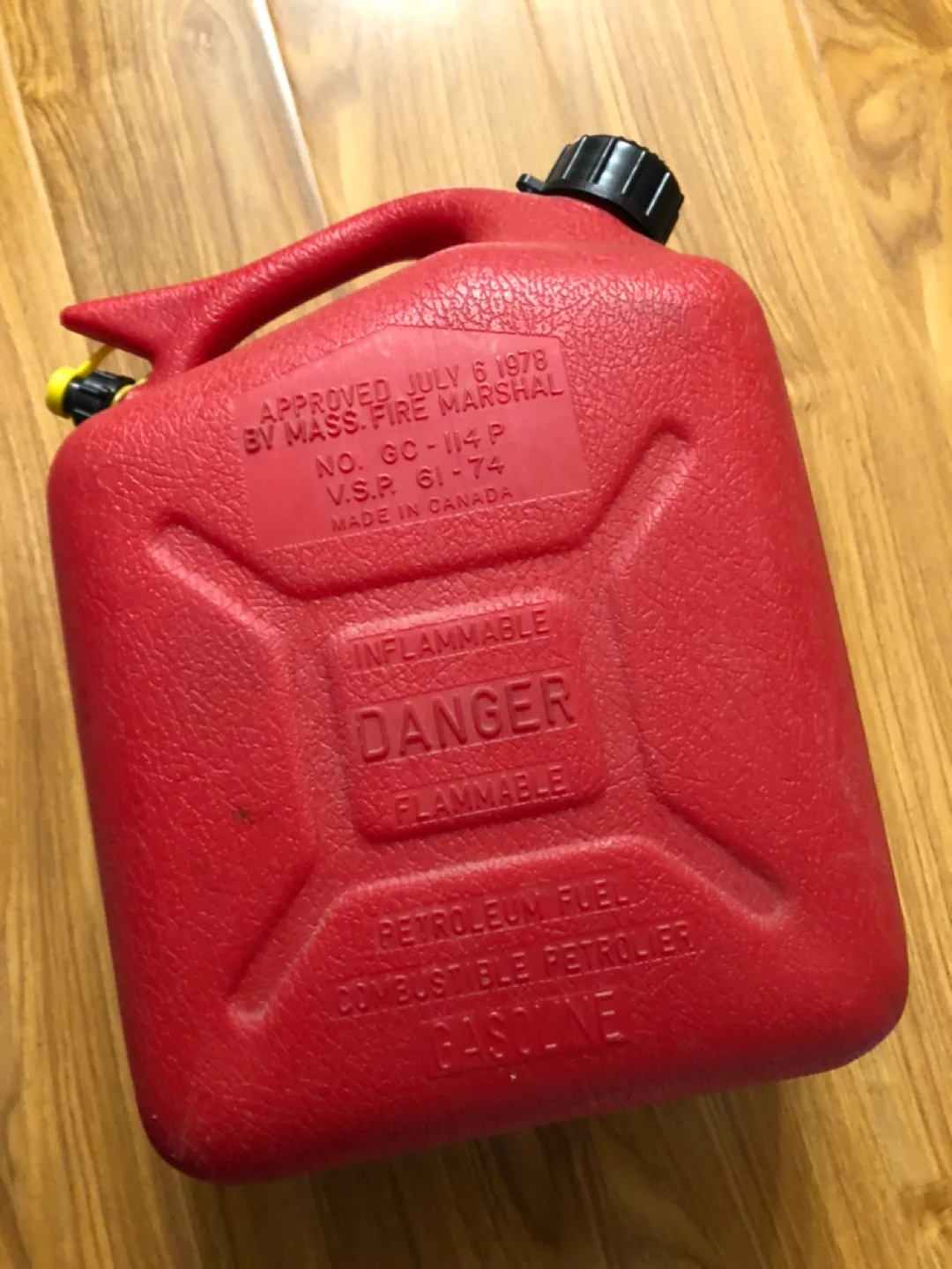 Excellent condition Red 10 Litre Gasoline Petrol Fuel Container image indicator(6)
