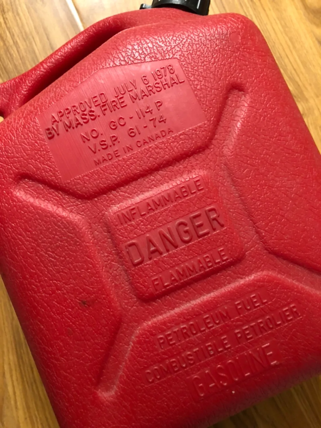 Excellent condition Red 10 Litre Gasoline Petrol Fuel Container image indicator(3)