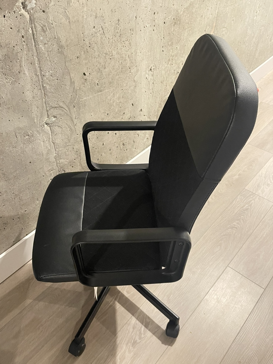 Black Office Chair with Armrests - photo 2