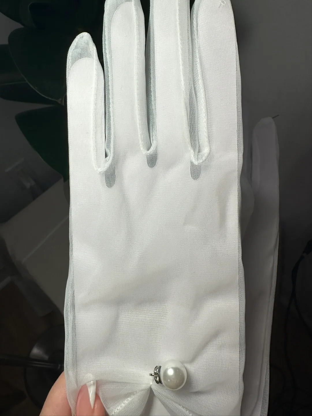 Elegant Pearl-embellished Bridal Gloves image indicator(3)