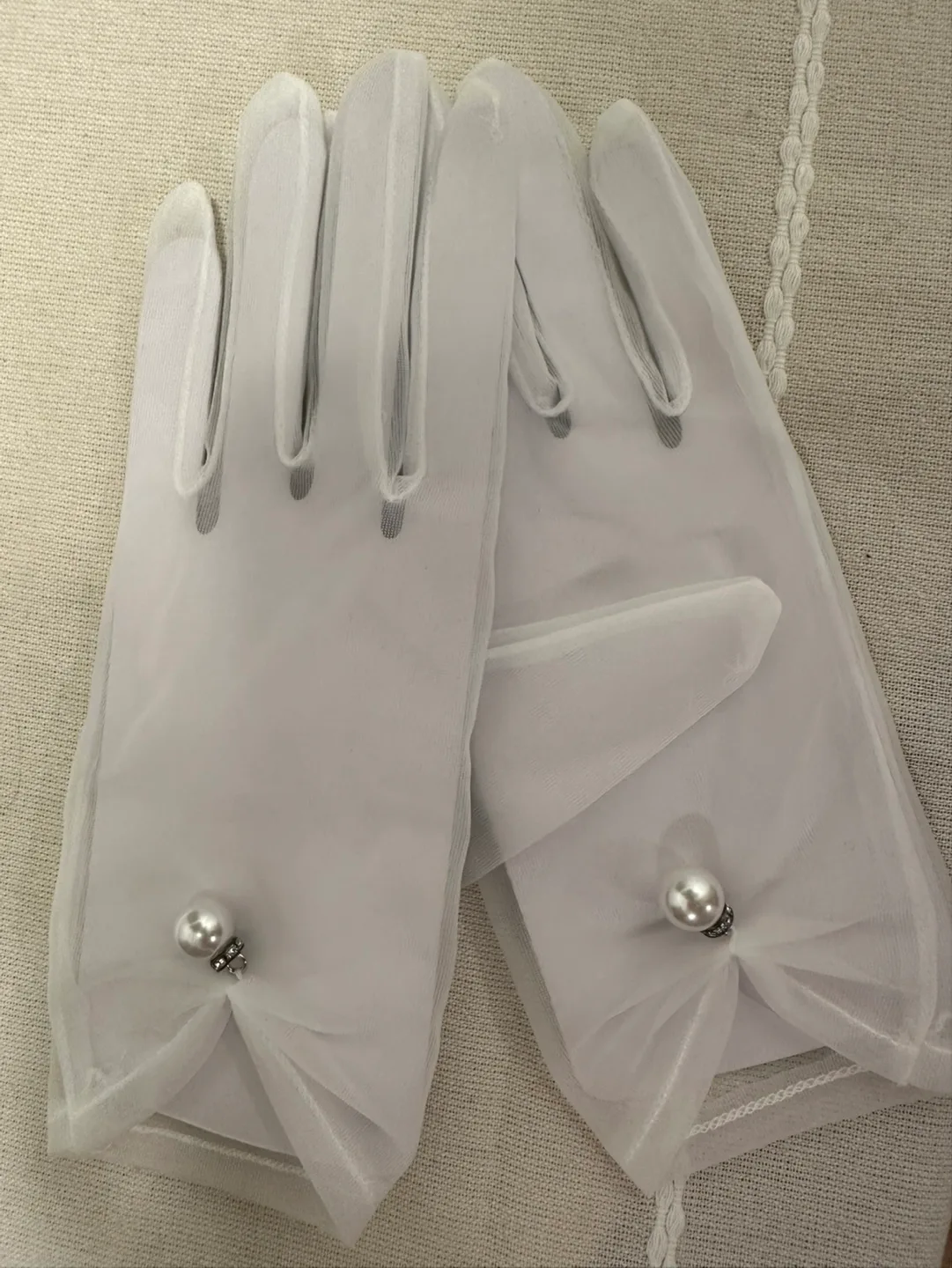 Elegant Pearl-embellished Bridal Gloves image indicator(2)