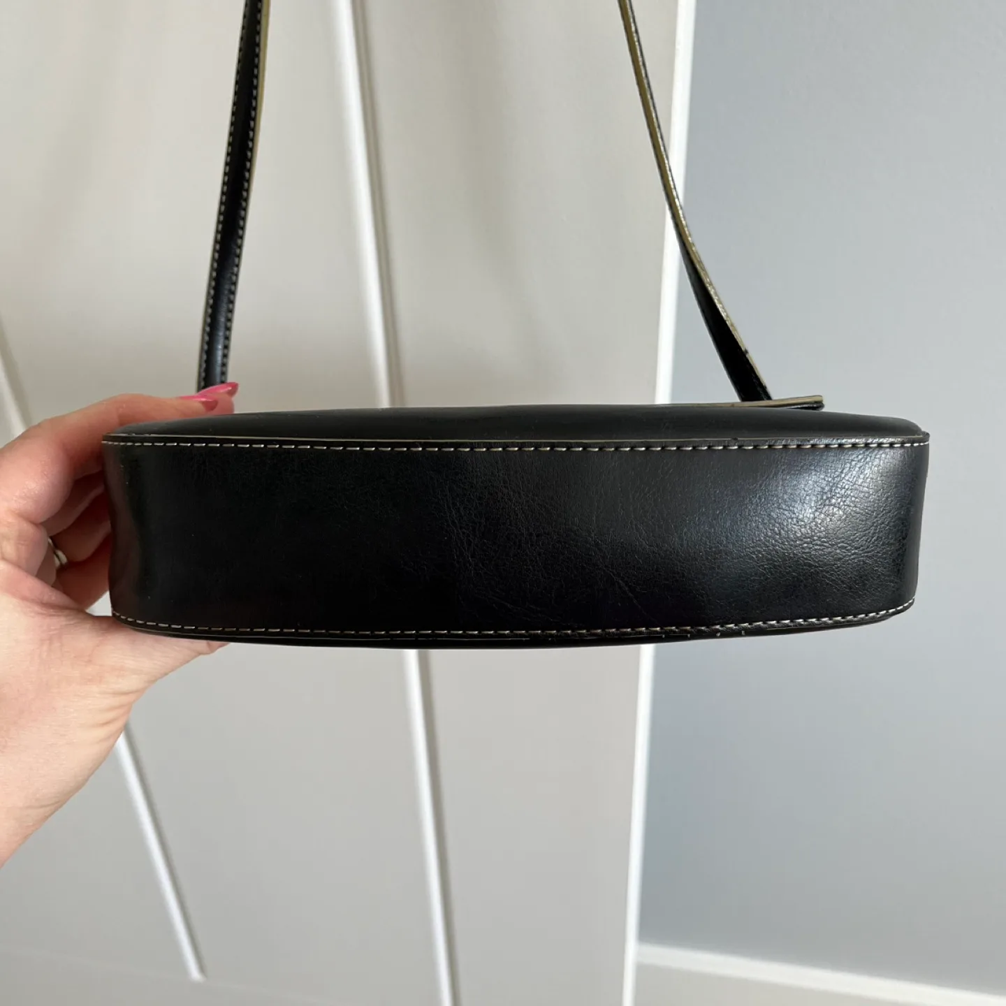 Vintage Guess Black Leather Shoulder Bag image indicator(5)