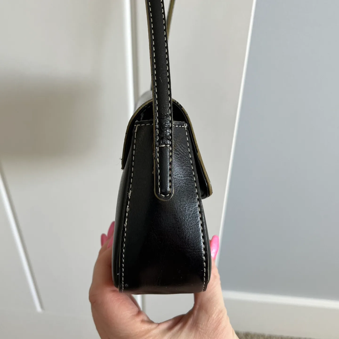 Vintage Guess Black Leather Shoulder Bag image indicator(3)