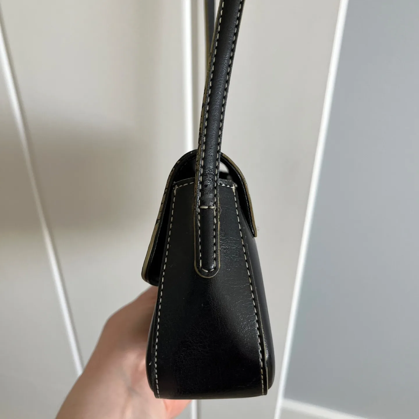 Vintage Guess Black Leather Shoulder Bag image indicator(4)