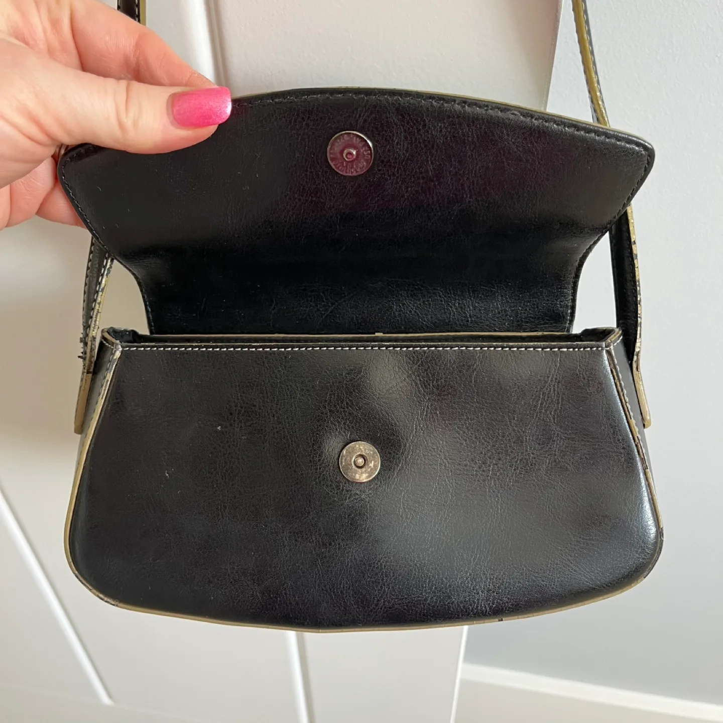 Vintage Guess Black Leather Shoulder Bag image indicator(7)