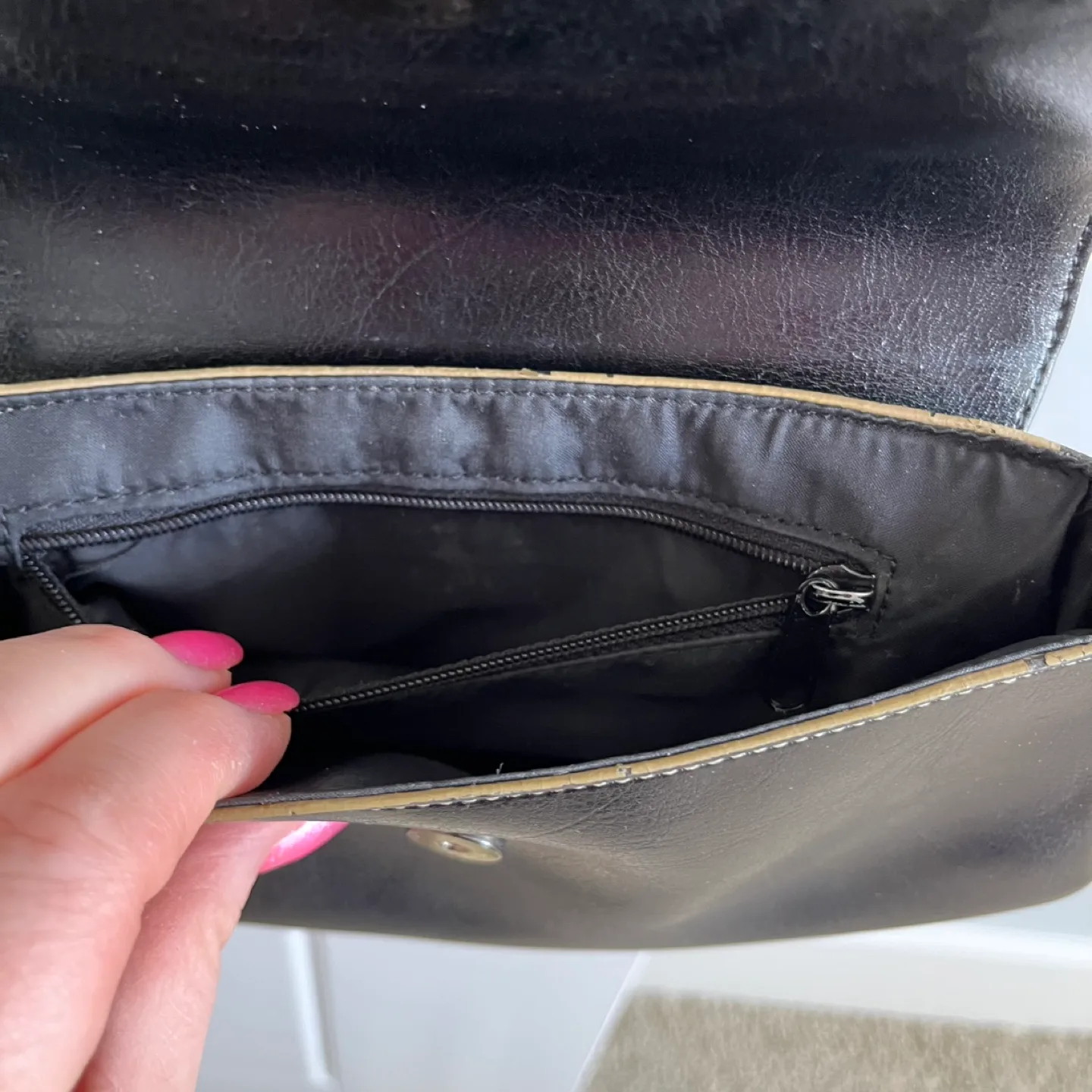 Vintage Guess Black Leather Shoulder Bag image indicator(8)