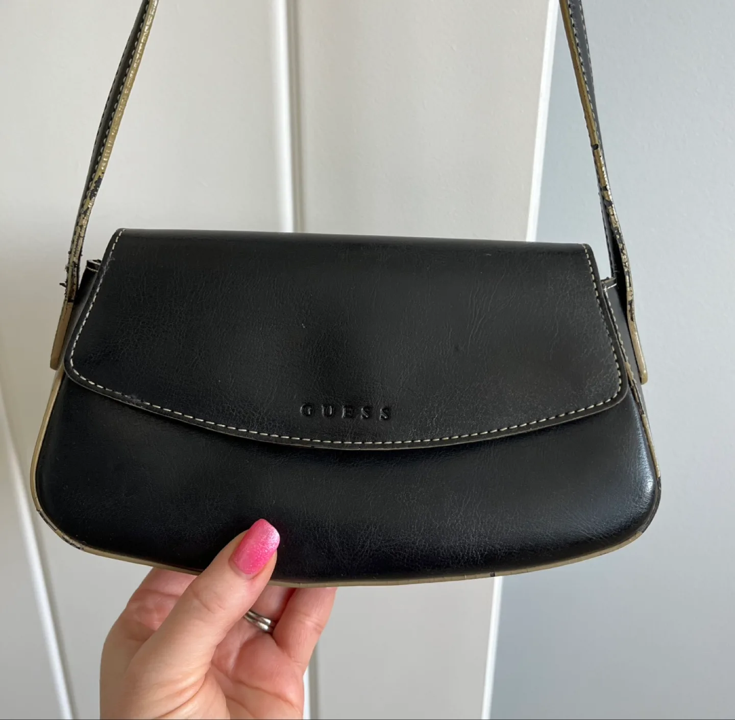 Vintage Guess Black Leather Shoulder Bag image indicator(2)