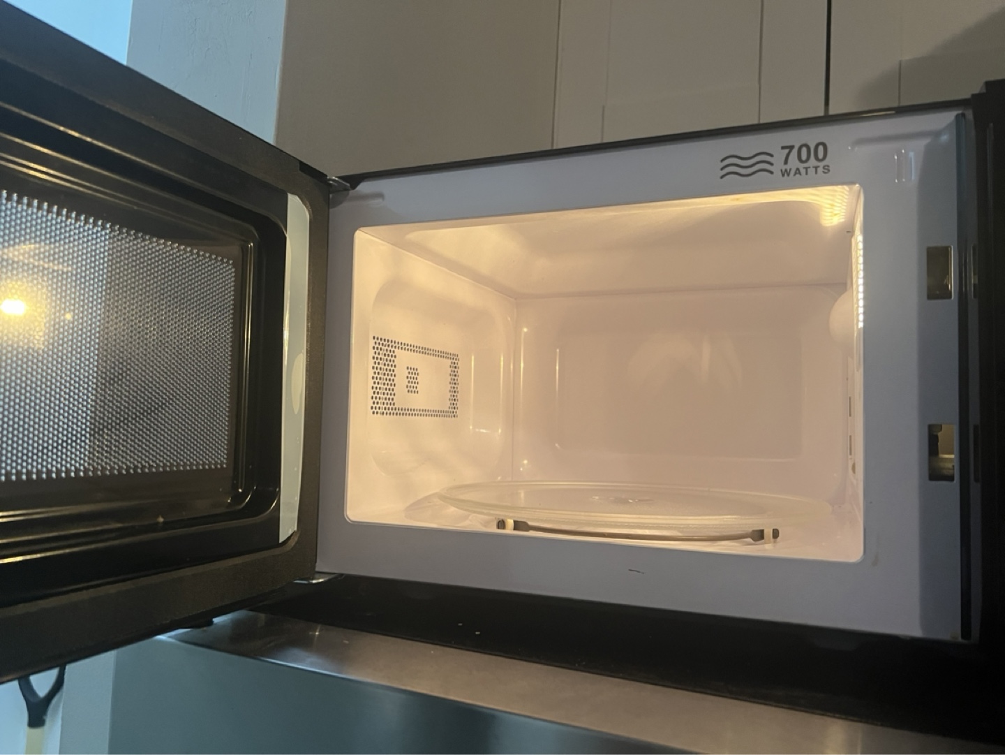 700-Watt Microwave - photo 2