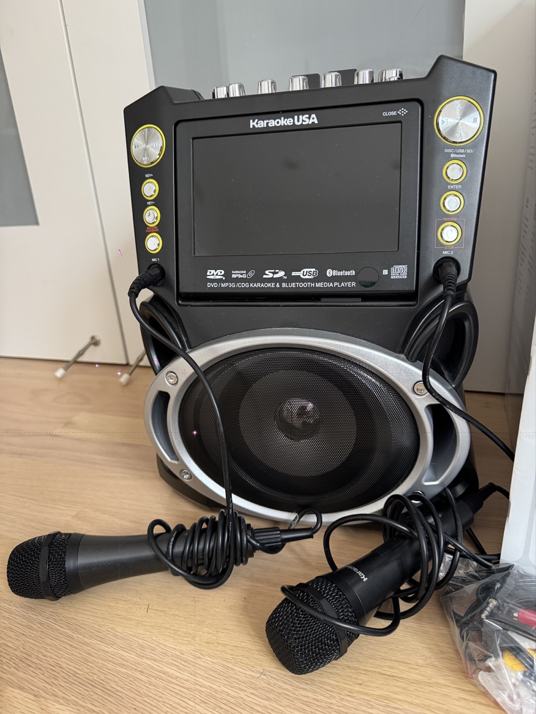 Karaoke USA GF844 7" Karaoke Machine with 2 Microphones - photo 2